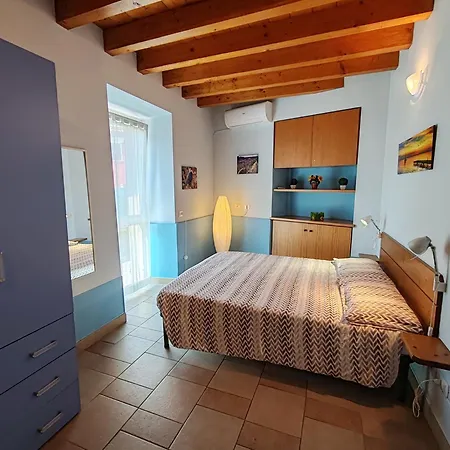 Residenza Silvana A Cielo On The Ground Floor With Parking アパート ヴェルバーニア